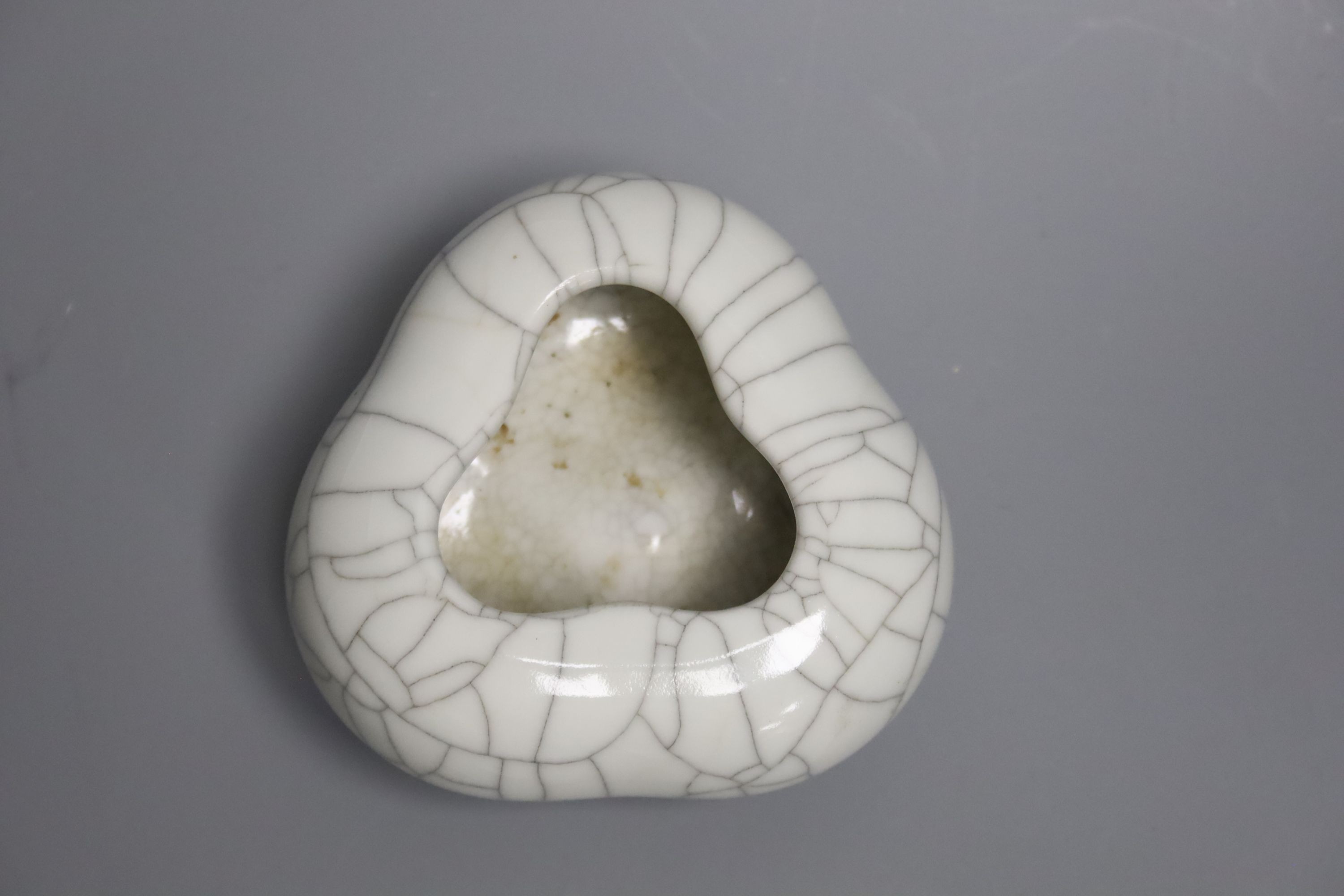 A Chinese crackleglaze tripod censer 10cm
